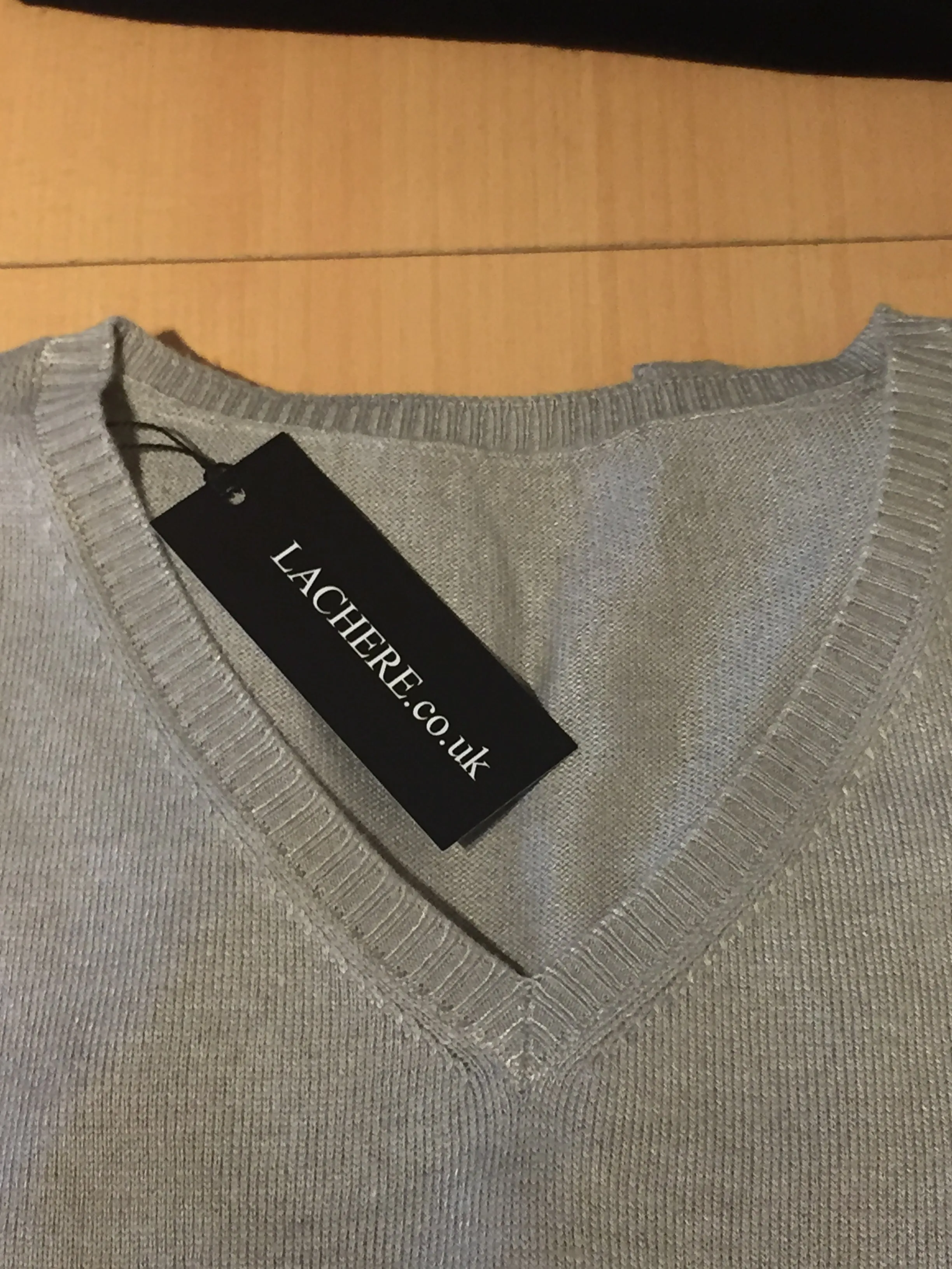 LACHERE Classic V-Neck Sweater