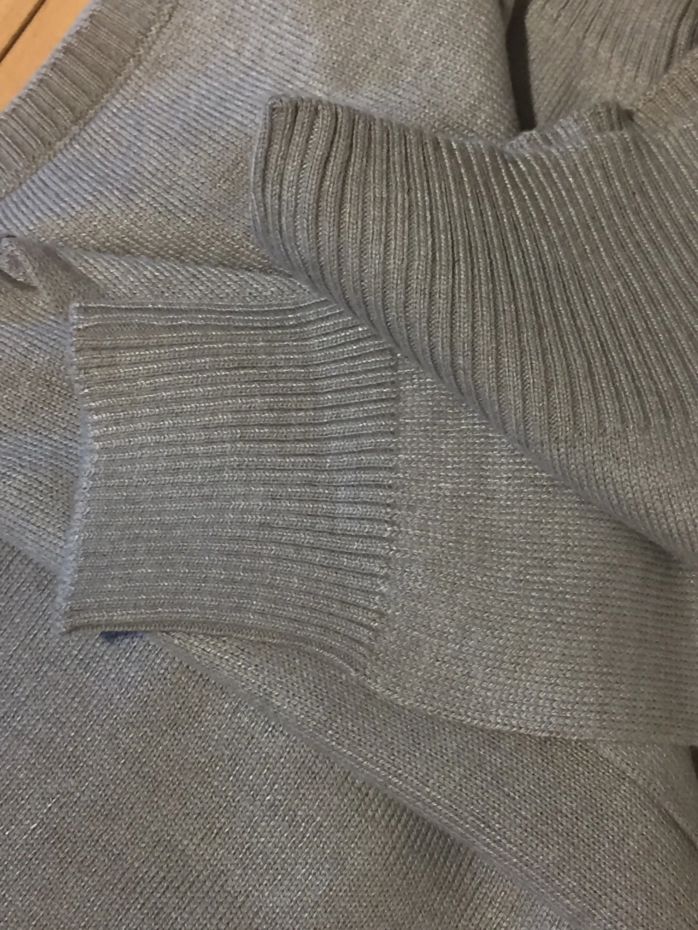 LACHERE Classic V-Neck Sweater